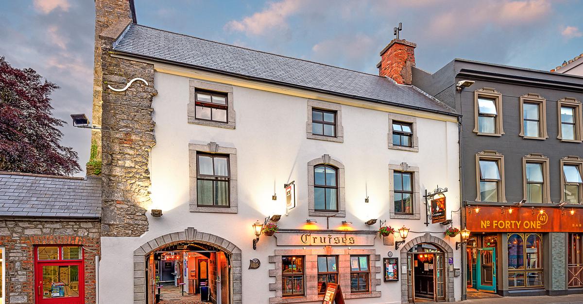 Group Bookings Queens Hotel Ennis, Ennis